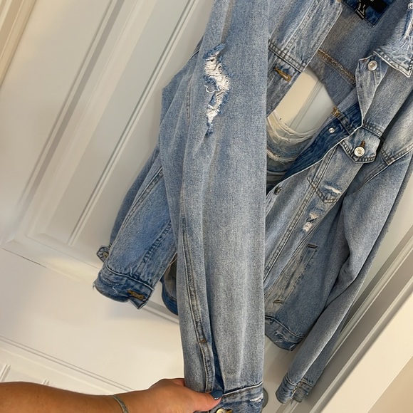 Forever 21 Torn denim Jean jacket light wash - Picture 5 of 6